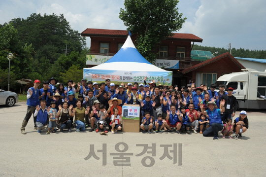 강릉시 왕산면 대기리 마을에서 2박 3일간 봉사활동을 진행한 삼성전기 임직원 및 가족들이 기념 촬영을 하고 있다. 삼성전기는 지난 1995년부터 22년간 매년 여름 농촌을 방문해 봉사활동을 벌이고 있다./사진제공=삼성전기