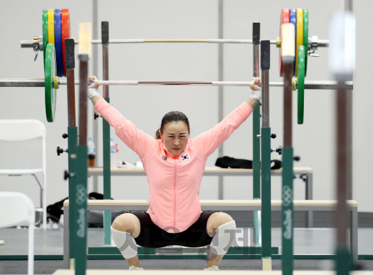 30일(현지시간) 오후 브라질 리우데자네이루 리우센터 파빌리온5에서 한국 여자역도대표선수 윤진희가 연습을 하고 있다./리우=이호재기자