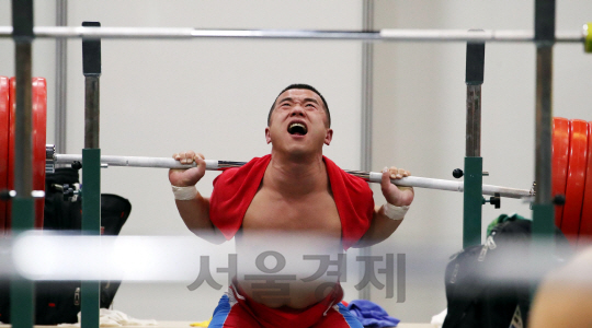 30일(현지시간) 오후 브라질 리우데자네이루 리우센터 파빌리온5에서 북한 남자역도대표선수 엄윤철이 최대 무게의 바벨을 들며 연습을 하고 있다./리우=이호재기자