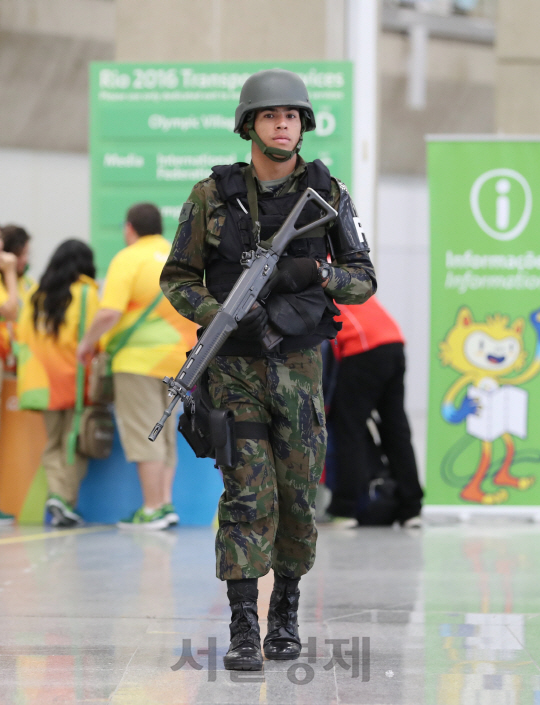 30일(현지시간) 브라질 리우데자네이루 갈레앙 국제공항에서 소총으로 무장한 브라질 군인이 경계근무를 하고 있다.2016.7.30/리우데자네이루=이호재기자