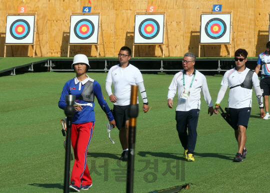 2016 리우올림픽 삼보드로무 양궁경기장 연습장에서 북한 강은주 선수와 대한민국 남자대표팀이 연습을 하고 있다.뒷불 왼쪽부터 김우진 선수.박채순 남자감독.이승윤 선수./리우=이호재기자