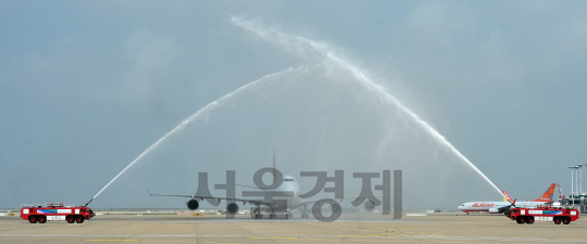 31일 오전 인천국제공항에서 열린 '인천국제공항 누적여객 5억명 달성 기념행사'에서 5억번째 여객인 김영근씨가 탑승한 항공기에 소방차를 동원한 물 축포 퍼포먼스가 펼쳐지고 있다./영종도=송은석기자