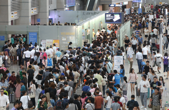 31일 오전 인천국제공항 출국장이 휴가를 떠나는 여행객들로 붐비고 있다./영종도=송은석기자