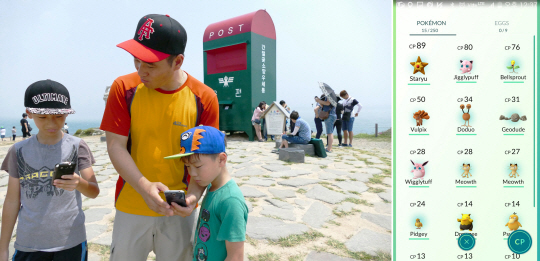 31일 포켓몬 고 게임이 실행되는 울산 울주군 간절곶 소망우체통 앞에서 울산 남구에 사는 장현일(44)씨가 두 아들과 함께 포켓몬 고를 즐기고 있다. 오른쪽은 기자가 직접 간절곶에서 30여분만에 잡은 몬스터들.  /울산=장지승기자