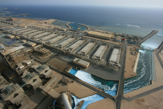 두산중공업이 세계 최대 담수시장인 사우디아라비아 쇼아이바해에 건설한 해수담수화플랜트 전경./사진제공=두산중공업