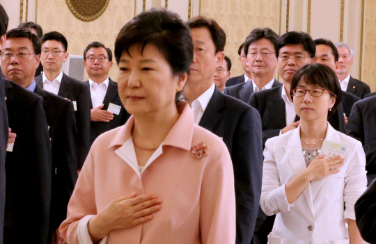 박근혜 대통령이 지난 8일 청와대에서 열린 새누리당 지도부 및 국회의원 오찬에서 국기에 대한 경례를 하고 있다. /연합뉴스