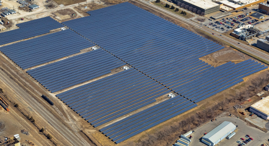 한화그룹의 태양광 계열사인 한화큐셀이 모듈을 공급한 10.86MW 규모의 미국 인디애나폴리스 메이우드 태양광 발전소 전경. /사진제공=한화그룹