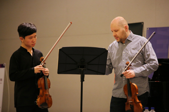 평창대관령음악제 음악학교에 참가한 바이올리니스트 김동현이 러시아 출신의 저명 바이올린 연주자 보리스 브로프친과 함께 마스터 클래스를 진행하고 있다.