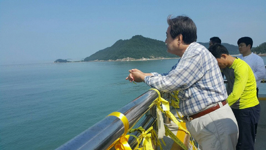 김무성 새누리당 전 대표는 1일 진도 팽목항을 찾아 유가족들과 대화를 나눴다.