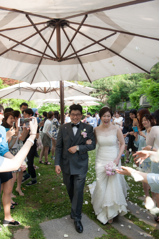 서울연구원에서 야외결혼식을 치른 신혼부부가 하객들의 축하를 받고 있다. /사진제공=서울시
