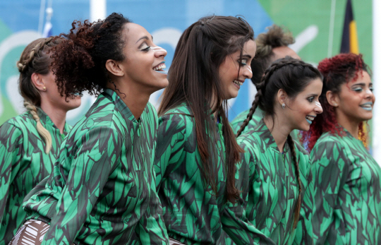31일 오전(현지시간) 브라질 리우데자네이루 바하 올림픽선수촌 광장에서 열린 우간다 북한 합동 입촌식에서 브라질 공연단이 환영공연을 하고 있다./리우=이호재기자