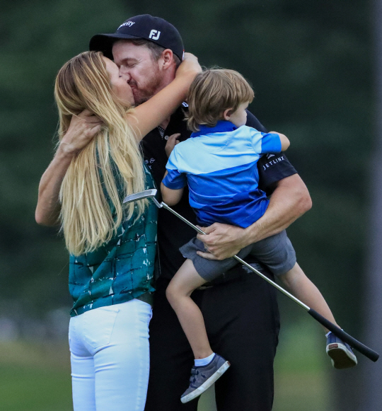 지미 워커(가운데)가 1일(한국시간) PGA 챔피언십 우승 뒤 아내와 아들의 축하를 받고 있다. /스프링필드=EPA연합뉴스