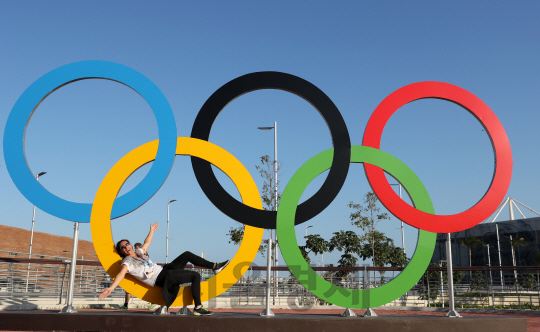 31일 오후 (현지시간) 브라질 리우데자네이루 바하 올림픽파크에서 조직위 관계자들이 오륜 조형물을 배경으로 기념사진을 찍고 있다./리우=이호재기자