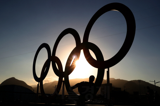 31일 오후 (현지시간) 브라질 리우데자네이루 바하 올림픽파크에서 조직위 관계자들이 오륜 조형물을 배경으로 기념사진을 찍고 있다. /리우=이호재기자