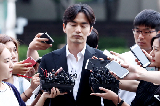 성폭행 혐의로 피소된 배우 이진욱씨가 지난 달 17일 오후 조사를 받기 위해 서울 수서경찰서로 들어서고 있다. /연합뉴스