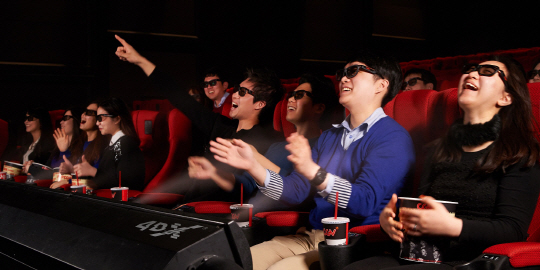 CJ CGV의 오감체험형 상영관 ‘4DX’에서 관객들이 영화를 감상하고 있다./사진제공=CJ CGV
