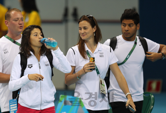 난민대표팀 수영의 유스라 마디니(맨 왼쪽)와 라미 아니스(맨 오른쪽)가 1일 오후(현지시간) 브라질 리우데자네이루 바하 올림픽 수영장에서 훈련을 마친 후 이동하고 있다. /리우데자네이루=올림픽사진공동취재단
