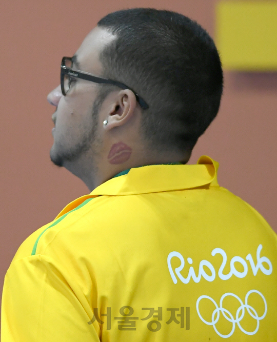 1일 오전(현지시간) 브라질 리우데자네이루 바하 올림픽파크 파빌리온 훈련장 자원봉사자의 목에 입술 문신이 새겨져  있다. /리우데자네이루=올림픽사진공동취재단