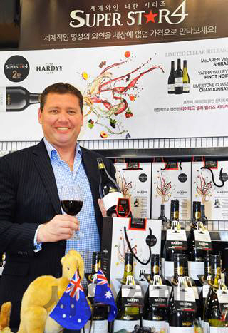 지난 7월26일 홈플러스 강서점에서 호주 최대 와인 유통사 아콜레이드의 아시아 디렉터 그랜트 바이니가 호주 ‘리미티드 셀러 릴리즈’ 와인을 소개하고 있다. /사진제공=홈플러스