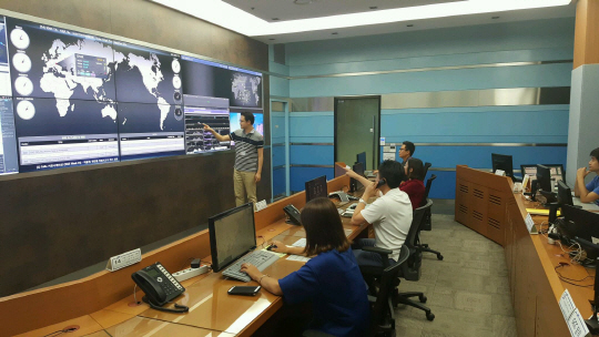 경기도 분당 삼성SDS 제2사옥에 마련된 글로벌 컨트롤 센터(GCC)에서 이 회사 임직원들이 실시간 물류 이동 현황을 모니터링하고 있다. /사진제공=삼성SDS