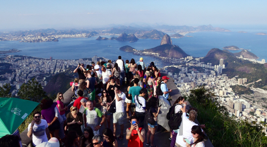 1일 오후(현지시간) 높이 30m 거대 예수상이 있는 브라질 리우데자네이루 코르코바두 산의 정상에서 많은 관광객들이 기념사진을 찍고 있다. /리우데자네이루=올림픽사진공동취재단