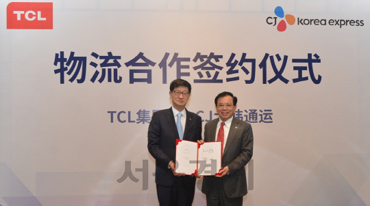 박근태(왼쪽) CJ대한통운 대표와 리둥셩 TCL그룹 회장이 지난 1일 중국 선전에서 물류 합작법인인 ‘CJ Speedex’ 설립 계약을 맺은 뒤 계약 체결서를 들어 보이고 있다. /사진제공=CJ대한통운