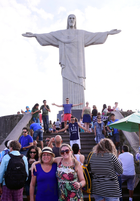 1일 오후(현지시간) 높이 30m 거대 예수상이 있는 브라질 리우데자네이루 코르코바두 산의 정상에서 관광객들이 기념사진을 찍고 있다. /리우데자네이루=올림픽사진공동취재단