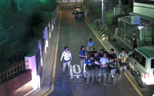 지난 달 23일 서울 강남의 한 편의점에서 여성 점원을 위협한 뒤 현금을 훔친 피의자가 경찰에 체포되고 있다. /강남경찰서 제공