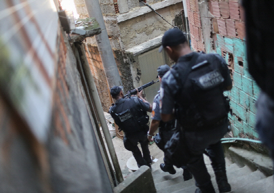 리우데자네이루 인근을 순찰 중인 브라질 경찰/사진=AFPBBNews