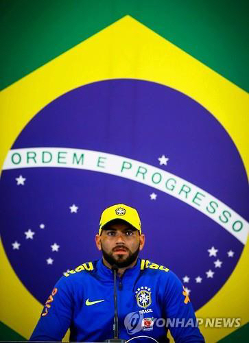 브라질 올림픽 대표팀 골키퍼로 대체 선발된 위버톤이 2일(한국시간) 기자회견에서 질문을 받고 있다. /사진=AP연합뉴스