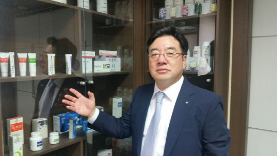 조용준 동구바이오제약 대표가 서울 고척동 본사에서 제품 진열대 앞에서 수출전략에 대해 설명하고 있다. /서정명기자