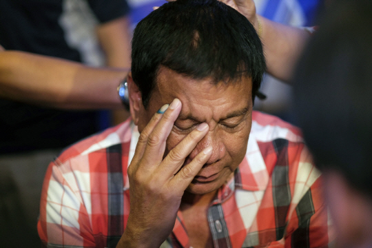 필리핀 두테르테, 마약혐의 지방관료에 '자수 안 하면 사살'