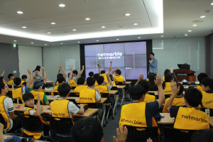 2일 서울 구로구 넷마블 본사를 방문한 학생들이 넷마블 게임을 알고 있느냐는 질문에 대부분 손을 들고 있다./사진제공=한국생산기술연구원