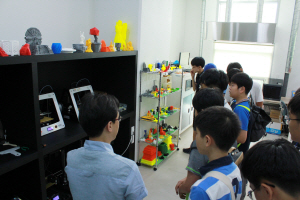 2일 서울 금천구 가산동 현대아울렛 6층 G밸리제조혁신센터에서 중학생들이 3D프린터의 원리를 공부하며 시제품을 유심히 살펴보고 있다. /사진제공=한국생산기술연구원