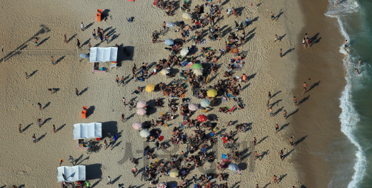2016 브라질 리우데자네이루 하계올림픽 개막을 사흘 앞둔 2일 (현지시각) 브라질 리우데자네이루 코파카바나 상공에서 바라본 해변가에서 많은 관광객들이 물놀이를 하고 있다. /리우데자네이루=올림픽사진공동취재단
