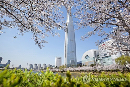 잠실 롯데월드타워의 올해 안 개장이 어려울 것으로 보인다 /연합뉴스