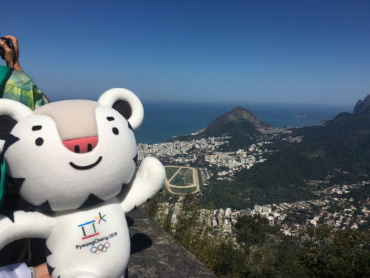 브라질과 남미의 상징인 리우 코르코바도산 정상에 있는 높이 38미터의 예수상에서 SNS 홍보활동에 나서고 있는 수호랑의 모습/사진=올림픽공식홈페이지