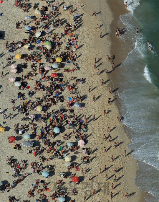 2016 브라질 리우데자네이루 하계올림픽 개막을 사흘 앞둔 2일 (현지시각) 브라질 리우데자네이루 코파카바나 상공에서 바라본 해변가에서 많은 관광객들이 물놀이를 하고 있다. /리우데자네이루=올림픽사진공동취재단G