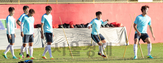 2016년 리우올림픽 남자축구 권창훈, 정승현 등 선수들이 2일 오후(현지시간) 브라질 살바도르 마노엘 바라다스(Barradao) 경기장에서 피지컬 셔킷 트레이닝을 하고 있다.  /살바도르=올림픽사진공동취재단