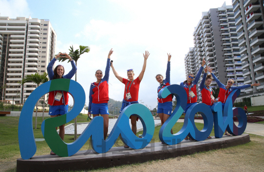 2일 오후 (현지시간) 리우데자네이루 올림픽을 앞두고 선수촌 미디어 투어 행사를 열었다. 세르비아 농구팀 선수들이 조형물 앞에서 기념사진을 찍고있다./리우데자네이루=올림픽사진공동취재단