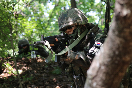 3일 경기도 파주시 서부전선 비무장지대(DMZ)에서 육군 1사단 수색대대 정교성 중사 팀이 수색 훈련을 하고 있다. 이날 육군은 DMZ 지뢰도발 1주년을 맞아 당시 작전을 주도했던 정교성 중사 팀의 훈련을 공개했다. /파주=연합뉴스