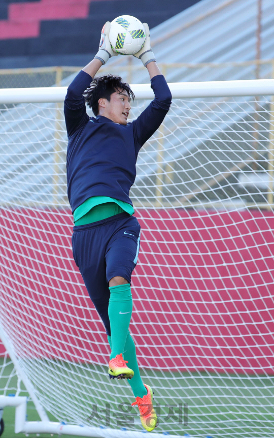 2016년 리우올림픽 남자축구 김동준이 2일 오후(현지시간) 브라질 살바도르 마노엘 바라다스(Barradao) 경기장에서 훈련에 열중하고 있다.  /살바도르=올림픽사진공동취재단