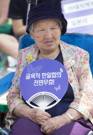 제1,238차 일본군 위안부 문제해결을 위한 수요집회에 참석한 길원옥 할머니. /연합뉴스
