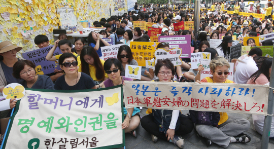 3일 서울 중학동 일본대사관 맞은편 소녀상 앞에서 열린 1,242차 수요집회에서 참가자들이 일본의 공식 사죄를 촉구하고 있다. /연합뉴스