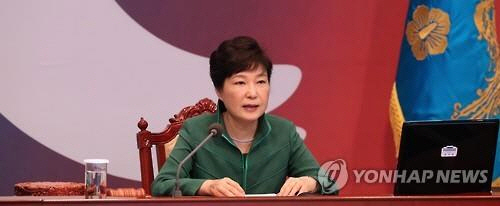 박근혜 대통령과 새누리당 TK 지역 초선의원들과의 면담추진을 놓고 당내에서 전대개입논란이 일자, 청와대가 반박에 나섰다 /연합뉴스