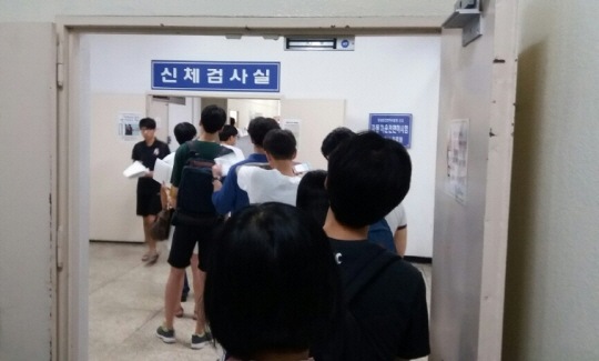 지난 2일 서울 강남운전면허시험장 신체검사실에서 시민들이 적성검사를 받기 위해 줄을 서 있다. /사진=박우인기자