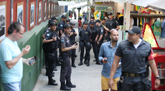 브라질 리우데자네이루 경찰들이 2일 오후(현지시간) 현지 유명 관광지인 코르코바두산 출입구 부근에서 삼엄한 경계를 펼치고 있다. /리우데자네이루=올림픽사진공동취재단