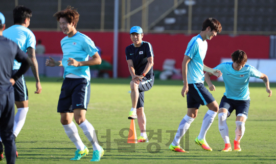 2016년 리우올림픽 남자축구 신태용 감독이 2일 오후(현지시간) 브라질 살바도르 마노엘 바라다스(Barradao) 경기장에서 선수들 피지컬 셔킷 트레이닝을 지켜보고 있다.  /살바도르=올림픽사진공동취재단