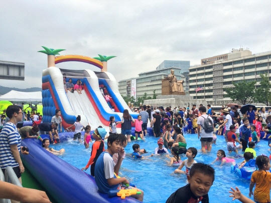 지난해 서울 세종대로에 마련된 물놀이장을 찾은 어린이들이 풀장안에서 피서를 즐기고 있다. /사진제공=서울시