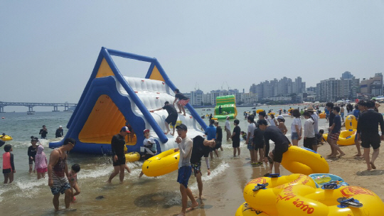 부산 수영구 광안리해수욕장에서 피서객들이 앞바다에 설치된 해상슬라이드를 즐기고 있다. /사진제공=수영구